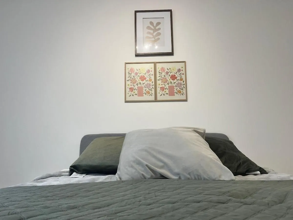 Seemingly Spacious Modern & Bright Chic パリ フランス