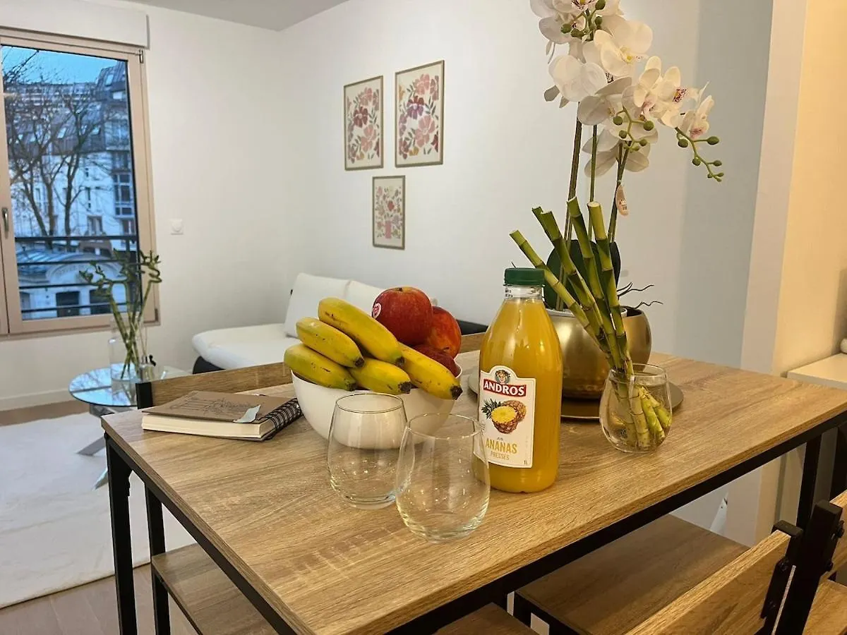 Seemingly Spacious Modern & Bright Chic パリ 0*,  フランス