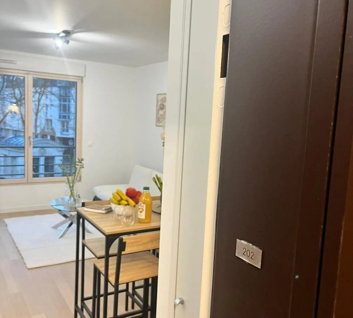 Seemingly Spacious Modern & Bright Chic パリ