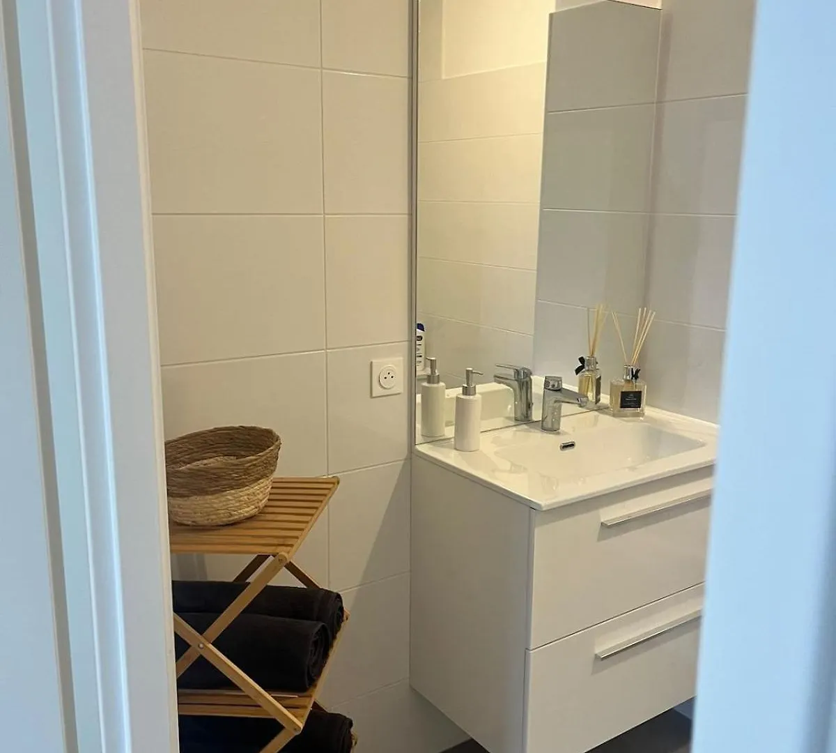 Seemingly Spacious Modern & Bright Chic パリ