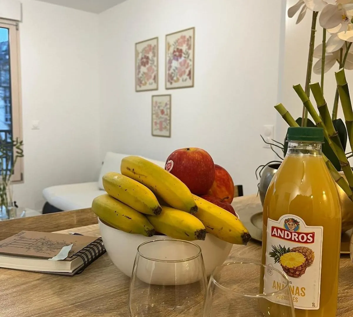 Seemingly Spacious Modern & Bright Chic パリ フランス