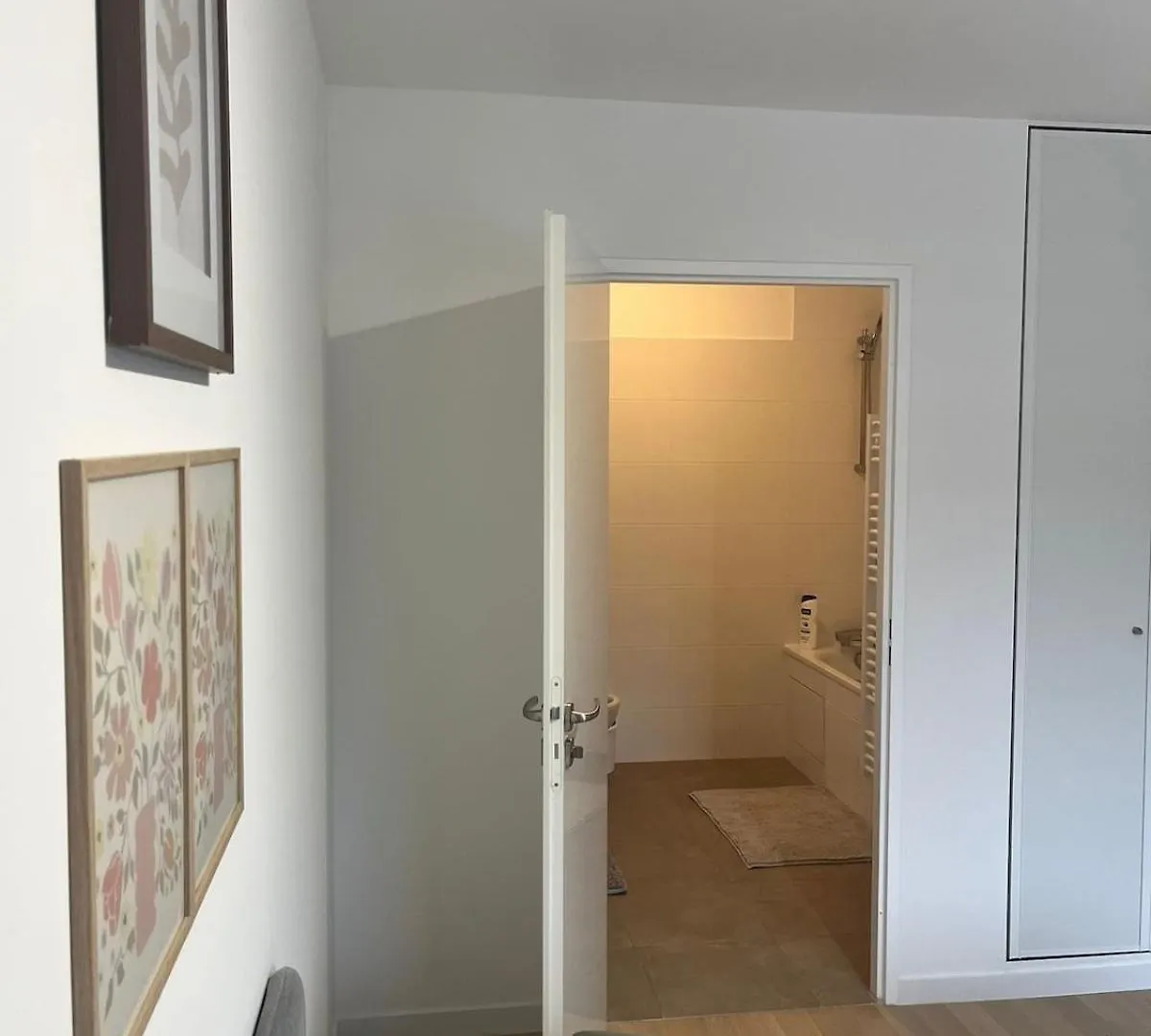 Seemingly Spacious Modern & Bright Chic パリ 0*,  フランス