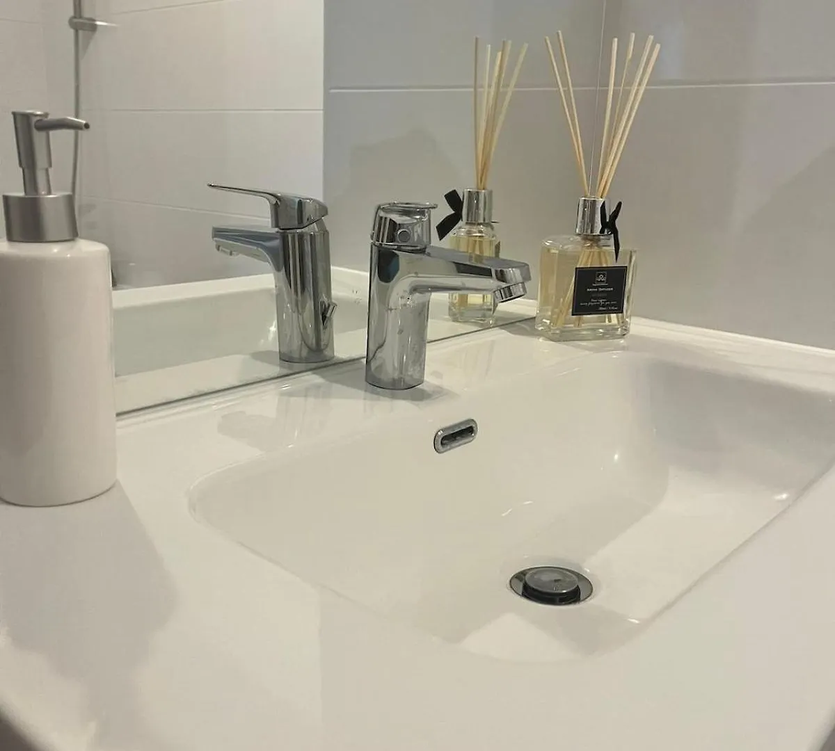 Seemingly Spacious Modern & Bright Chic Paris 0*,