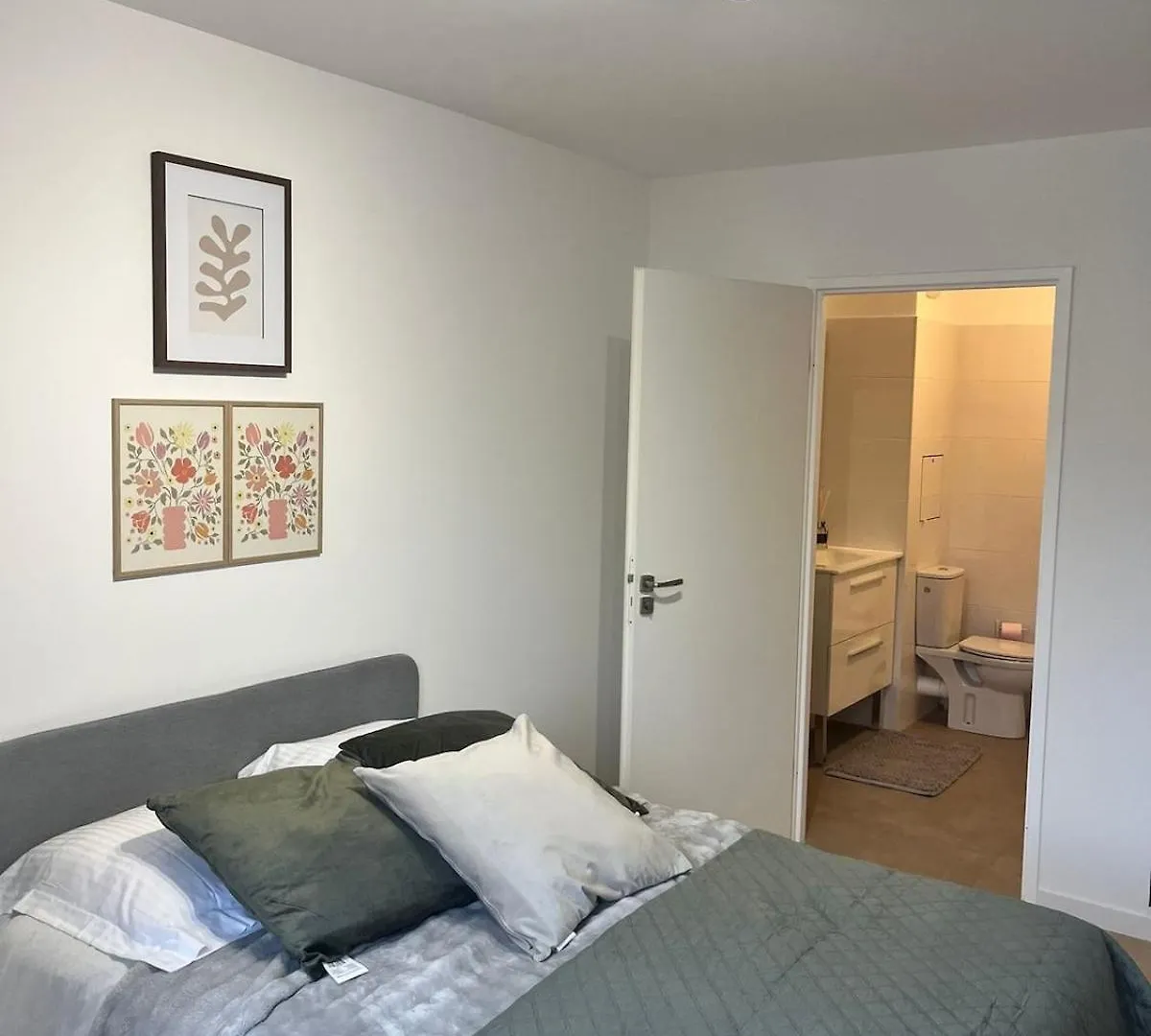 Seemingly Spacious Modern & Bright Chic パリ 0*,  フランス