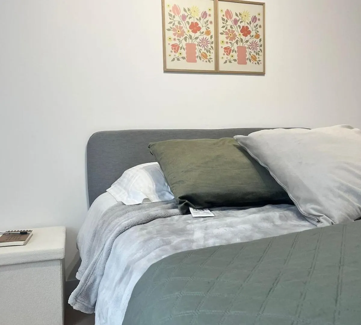 Seemingly Spacious Modern & Bright Chic パリ アパート