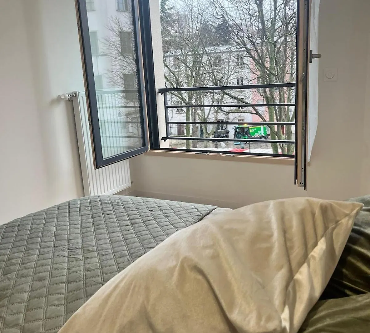 Seemingly Spacious Modern & Bright Chic パリ