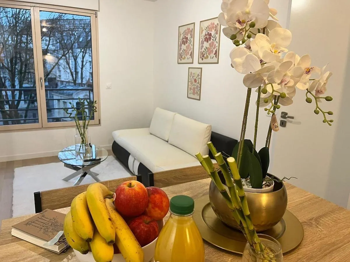 アパート Seemingly Spacious Modern & Bright Chic パリ